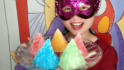 吃冰达人,妹子吃冰山造型的冰块,晶莹剔透棱角分明,冰爽嘎嘣脆