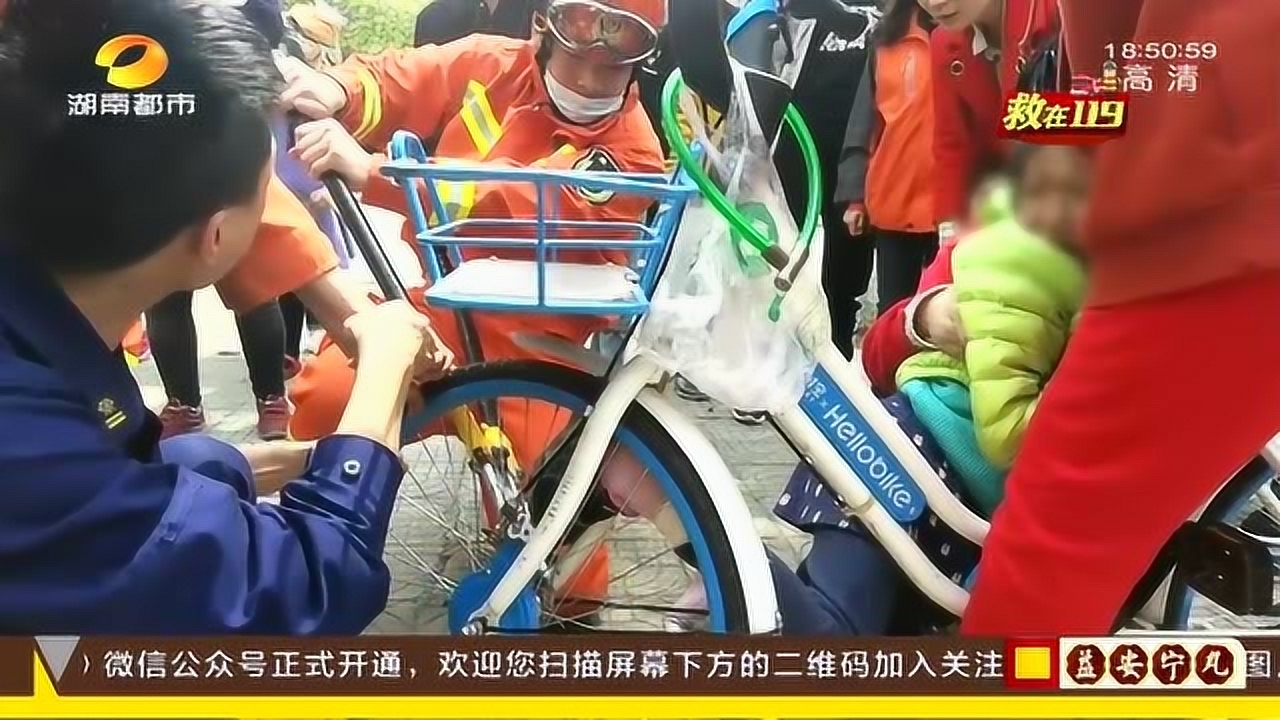 儿童安全家长要当心!生活处处有意外 女孩脚遭车轮卡男童手被门夹!
