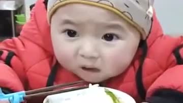 看这个吃素的小菩萨，长得眉清目秀的，素食吃得津津有味