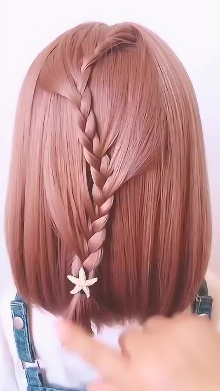 短发女生这样编发!后面看很漂亮!喜欢的可以试试!