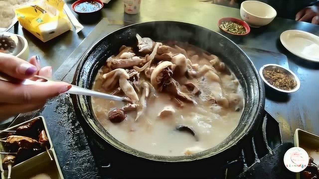 在香格里拉四人吃了两只味道鲜美的尼西土锅鸡,煮鸡的秘方往下看