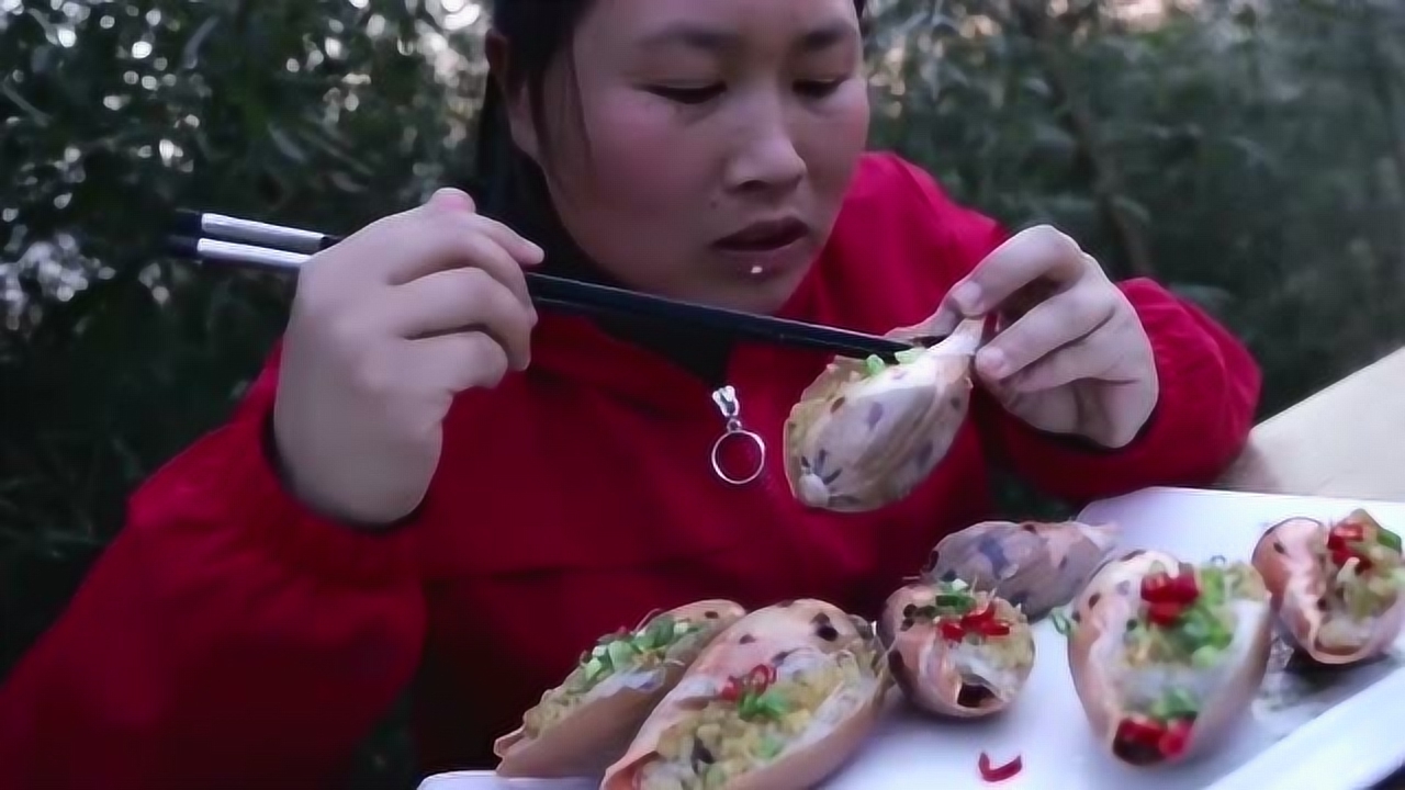 胖妹吃海鲜专挑贵的吃,10个"椰子螺"烤着吃太香了,真爽!