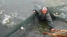 农村小伙吃不起猪肉,邻居清理池塘跑去捞鱼,没想到塘里全是大货