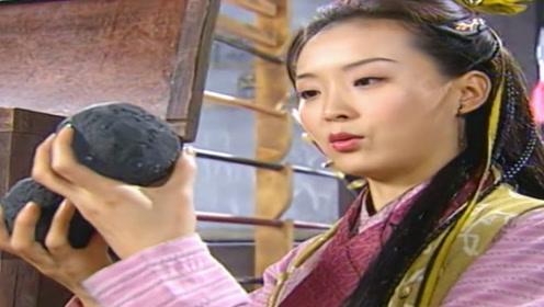 女捕快第一次见到炸弹,拿起两颗炸弹互敲,结果把六扇门给炸了