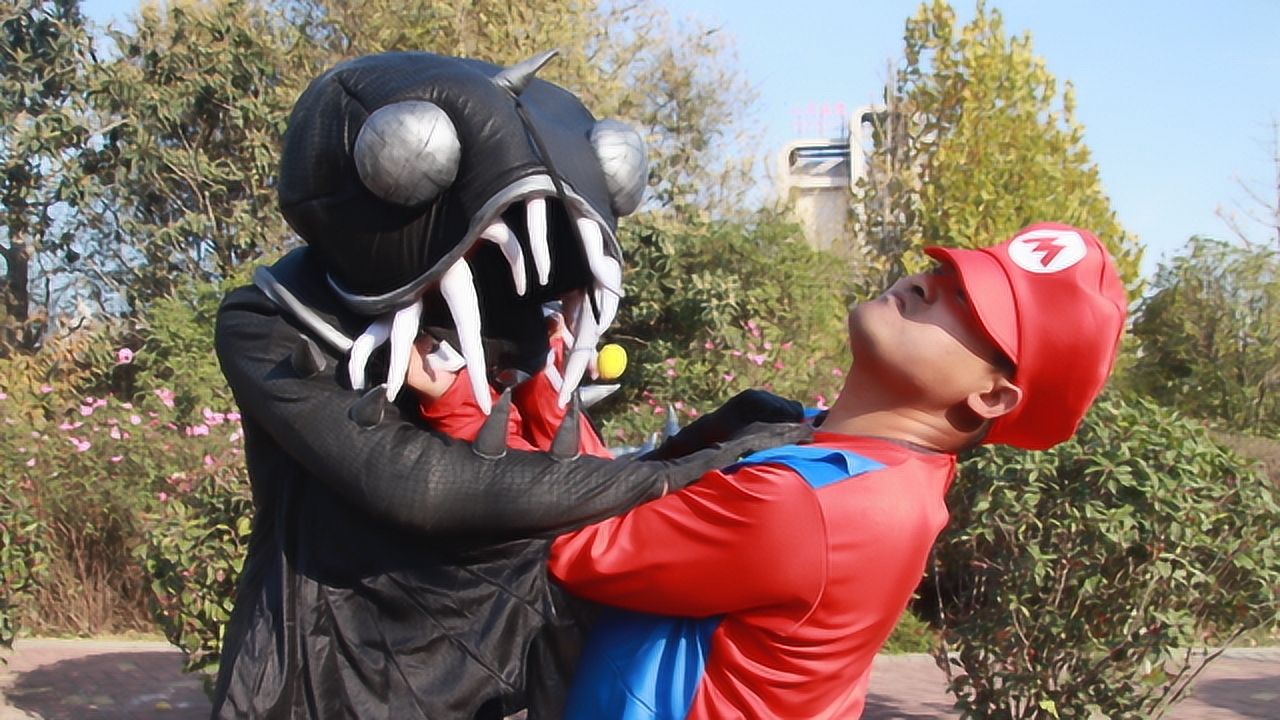 奥特曼真人版:马里奥pk邪恶怪兽,大战一触即发,马里奥复仇会成功?