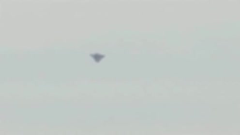 UFO悬浮在小镇上空，正巧被网友拍了下来！