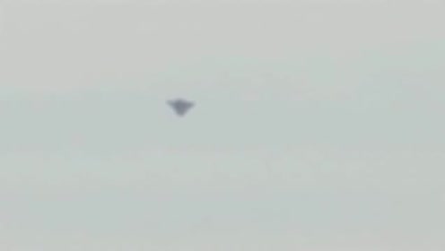 UFO悬浮在小镇上空，正巧被网友拍了下来！的图片