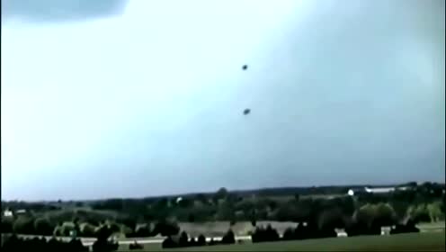 电视直播天空飞来两个UFO？
