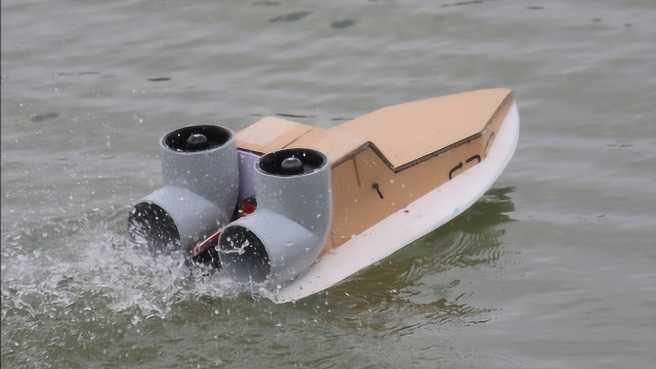 这艘快艇很拉风,制作过程很简单,小朋友看到后会很喜欢!