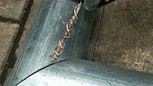 这是一个焊生铁的小技巧 看到这师傅的手法我就知道 这肯定是高手 腾讯视频