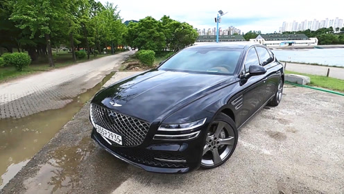 40万的2021款现代捷恩斯g80路试,坐进后排,才知道这车有多帅