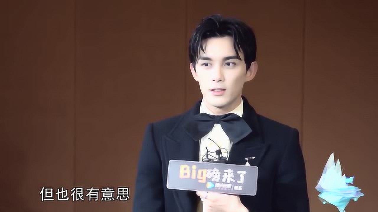 吴磊拍戏学会轮椅,小鬼保养秘籍,张艺兴江边热舞!