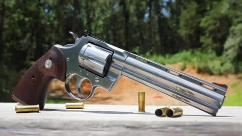 柯尔特巨蟒左轮手枪,银色枪身越看越漂亮,性能威力更是没的说