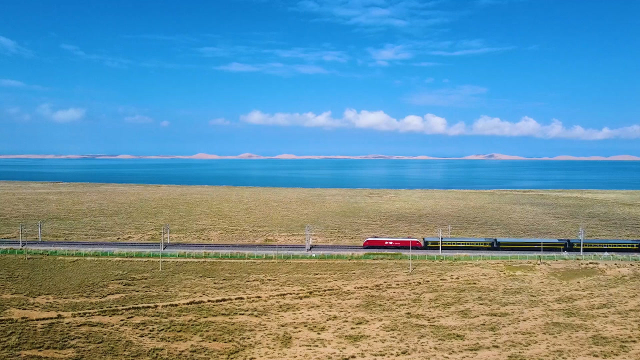 青海湖,青藏铁路,绿皮火车都是一道道风景线