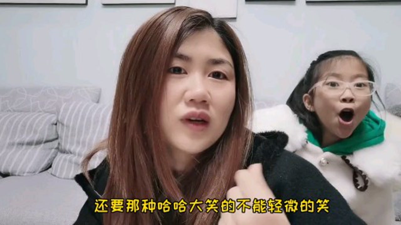 小艾和妈妈逗笑游戏,小艾笑点太低,被妈妈逗的笑趴在地上