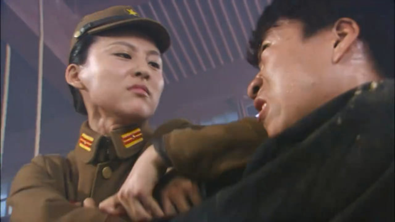 女八路大战日本武士,眼看要一刀砍死武士却被鬼子偷袭,太阴险!