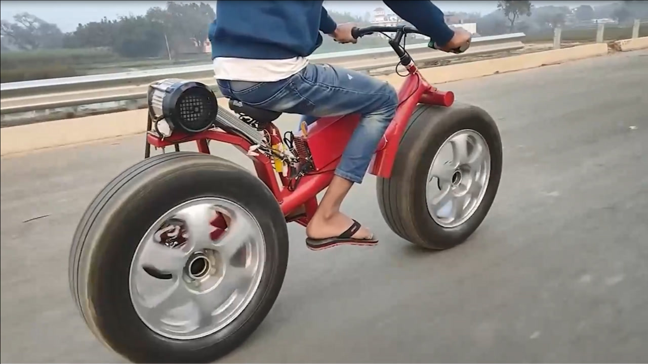 自行车装上个小电机,改装一辆简易电动车,这个创意不错