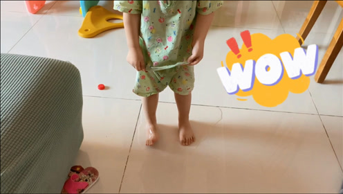 2岁宝宝尿裤子,机智化解尴尬,还淡定指导妈妈拿拖把来清理现场