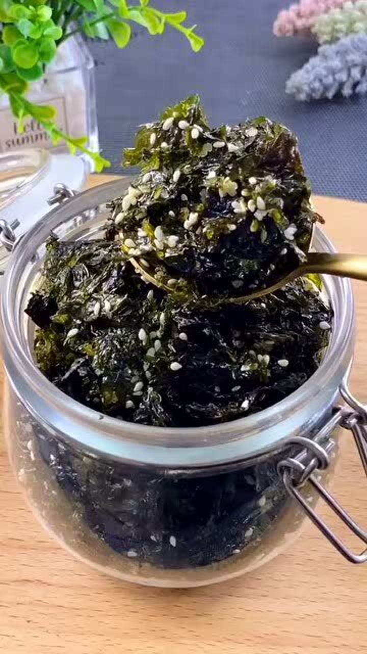 第一次这样做海苔碎,没想到女儿用来拌饭吃非常喜欢