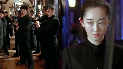 0:00:59绝命追踪:姑娘透过门缝