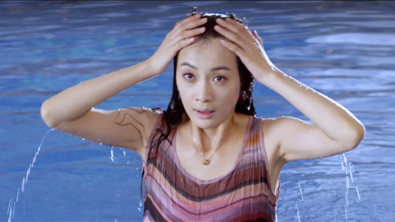 导演故意为难美女,落水戏拍十好几遍,小伙发现不对劲赶紧下水去救她