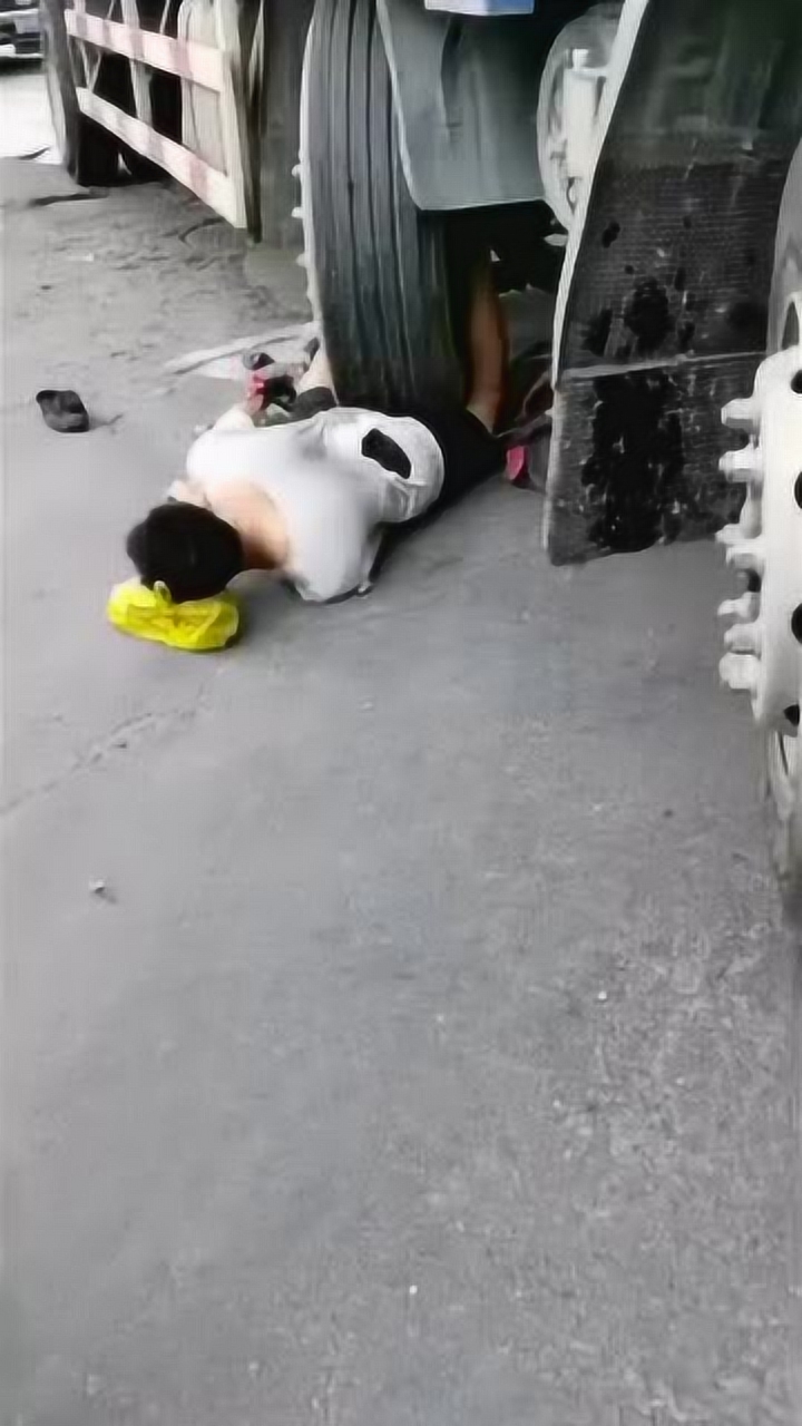 7月28日,在广东佛山南海区松岗大道南一路口处,一辆大货车在转弯时