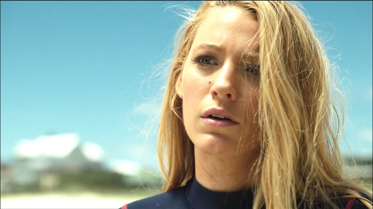 鲨滩:美女到海边冲浪,却意外被困海中礁石,与鲨鱼大战2天2夜