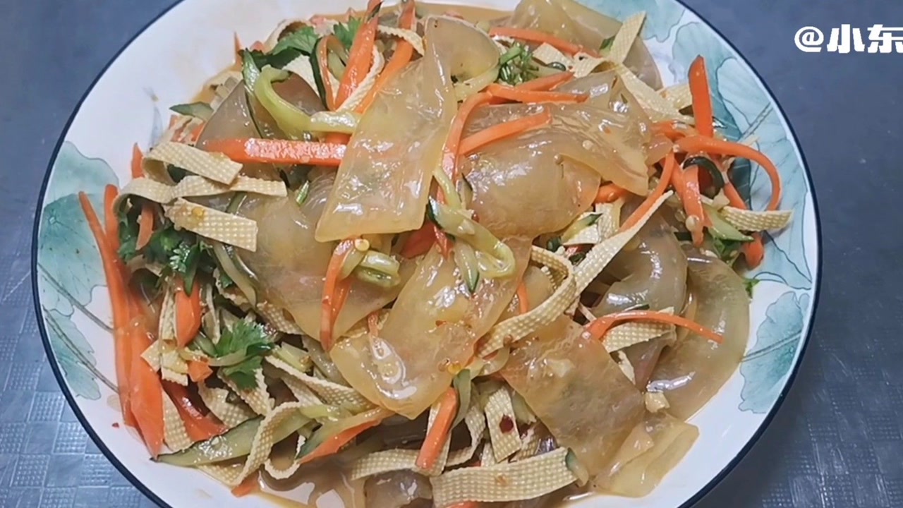 东北麻酱大拉皮,微辣鲜香,爽滑劲道,非常好吃