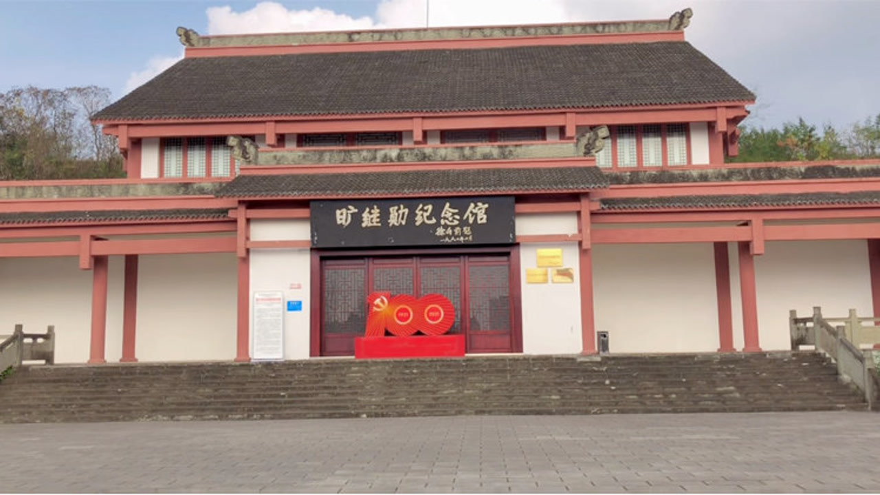 实拍四川蓬溪红军团长旷继勋陈列馆,广场人多非常热闹.