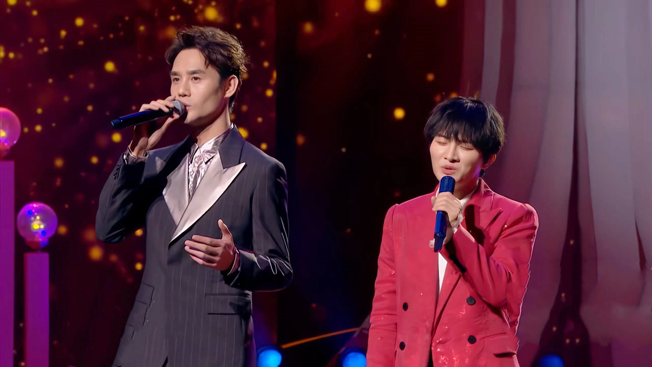 王凯周深同台合唱《和光同尘》,独特嗓音完美结合,听起来太享受