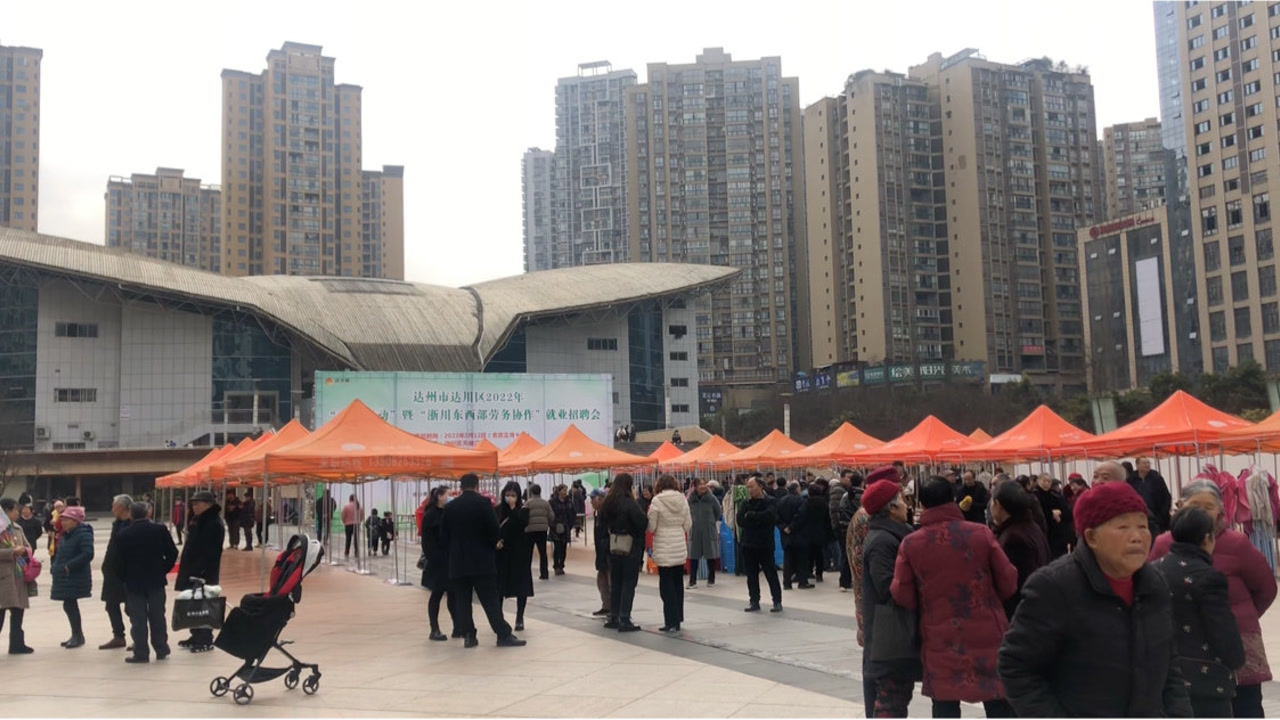 四川达州:南外体育广场又在搭台子