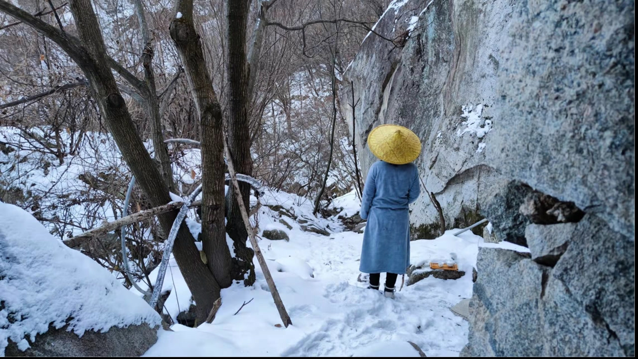 实拍终南山女隐士和住山者,雪后天气太冷住山不易,有人喝茶赏雪,有人