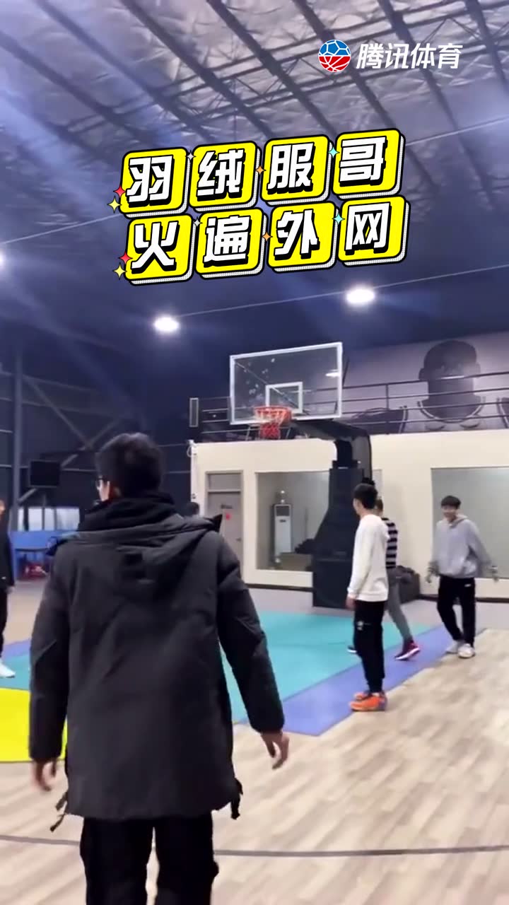 羽绒服哥火遍外网 听听他们怎么解说的：声情并茂