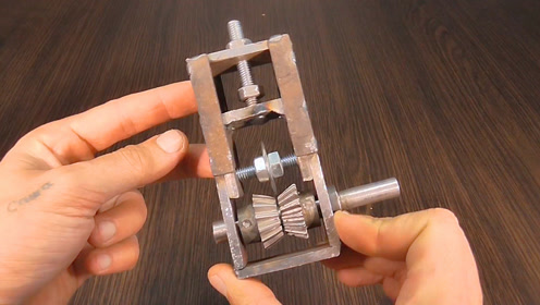 小伙自制一个剥线神器,这也能想得到,他的鸡屎焊堪称一绝