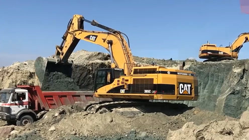 大型卡特365c挖掘机挖土装车,这大铲斗作业就是不一样