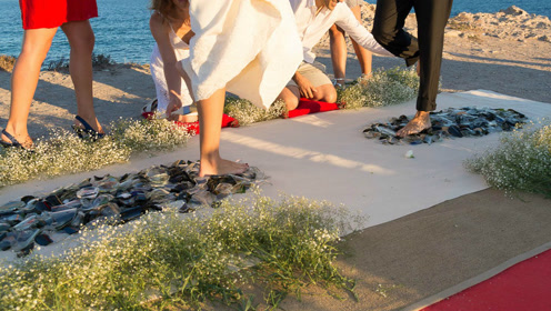 国外一对新婚夫妇结婚,牵手前必须赤脚踩碎玻璃!