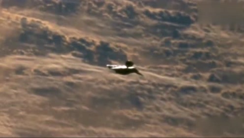 飞机拍到，躲在云层中的不明飞行物UFO！的图片