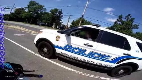 警察街头追击摩托车 警车摩托车街头追逐战 警察对上摩托车