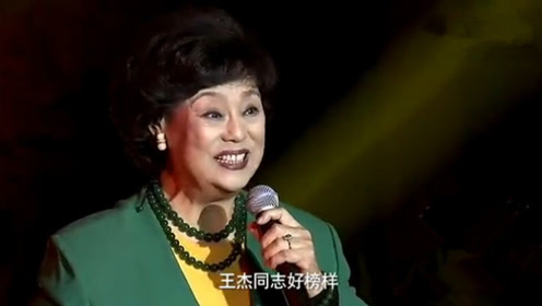 老艺术家邓玉华现场一首《革命熔炉火最红》唱的动情,引燃全场!