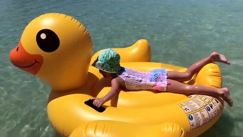 趣味启蒙,国外小萝莉海边游泳,好开心