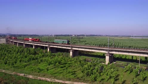 df4牵引大件超限货物专列通过阜淮线淮河大桥