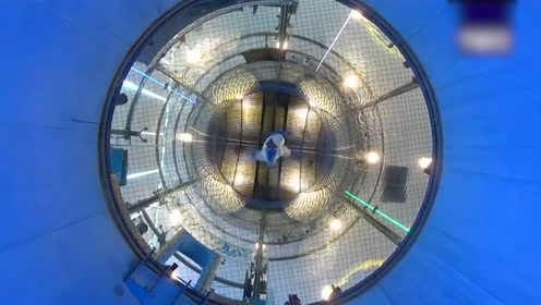 巴林举办国际室内跳伞大赛 各国选手在风洞中翩翩起舞