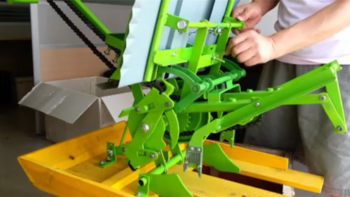 中国农民自制手摇插秧机,造价300元,效率抵10个人工作量