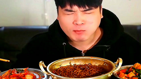大胃王胖哥吃炸酱面和泡菜,酱汁浓稠还冒着热气,搭配着吃特别香