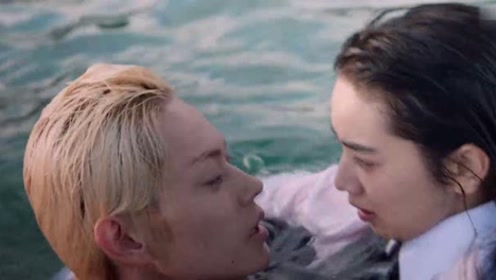 溺水小刀:两人在水中打情骂俏,秀恩爱真是不看地方