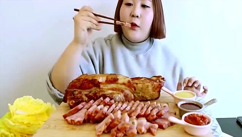 吃货胖妹吃烧烤五花肉,切片蘸酱直接吞,小嘴吃个不停!