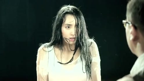 少年班:江依琳正在跳舞,周知庸直接拿水泼在她脸上