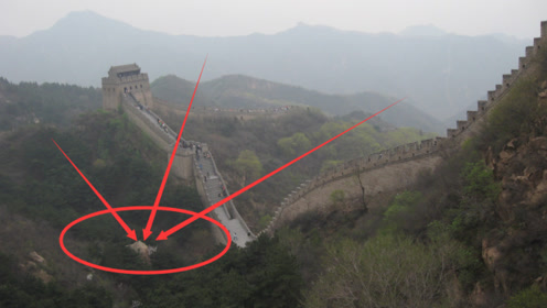 中国长城突现一条"巨蟒"!引数百万人前去围观,外媒惊呼:太可怕了