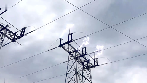 高压线放电,"滋滋滋"的电流声听得吓人