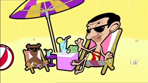 《憨豆先生》豆豆哥和泰迪熊在海边玩的好高兴啊